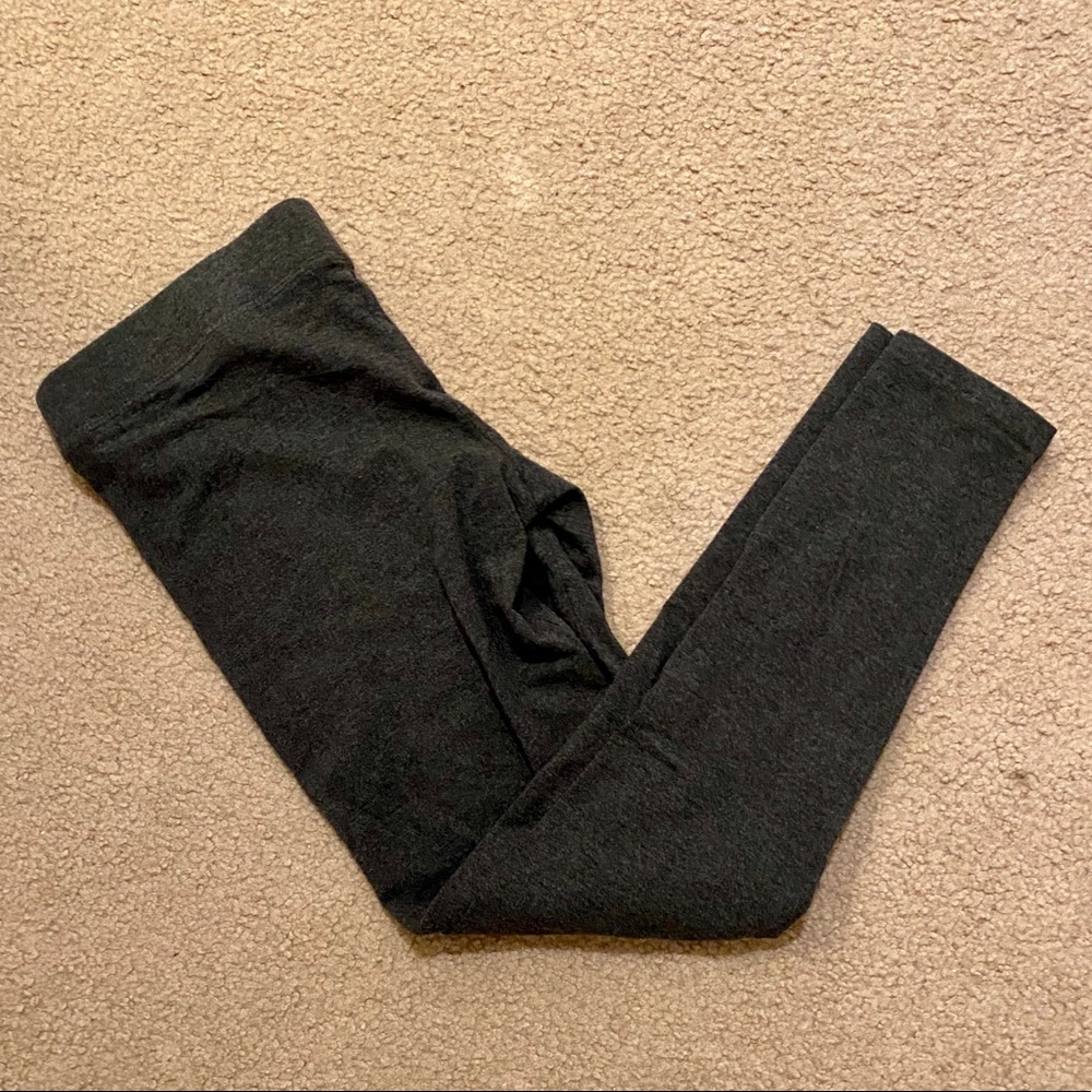 Gap under belly maternity leggings